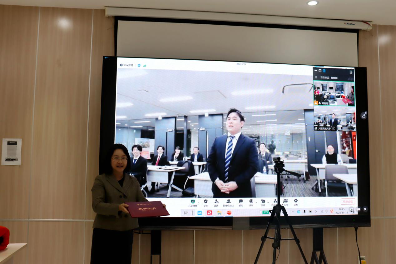 27北京K8凯发平台娱乐登录官方网站葛建新教授为“最佳汇报奖”成田卓巳同学颁奖